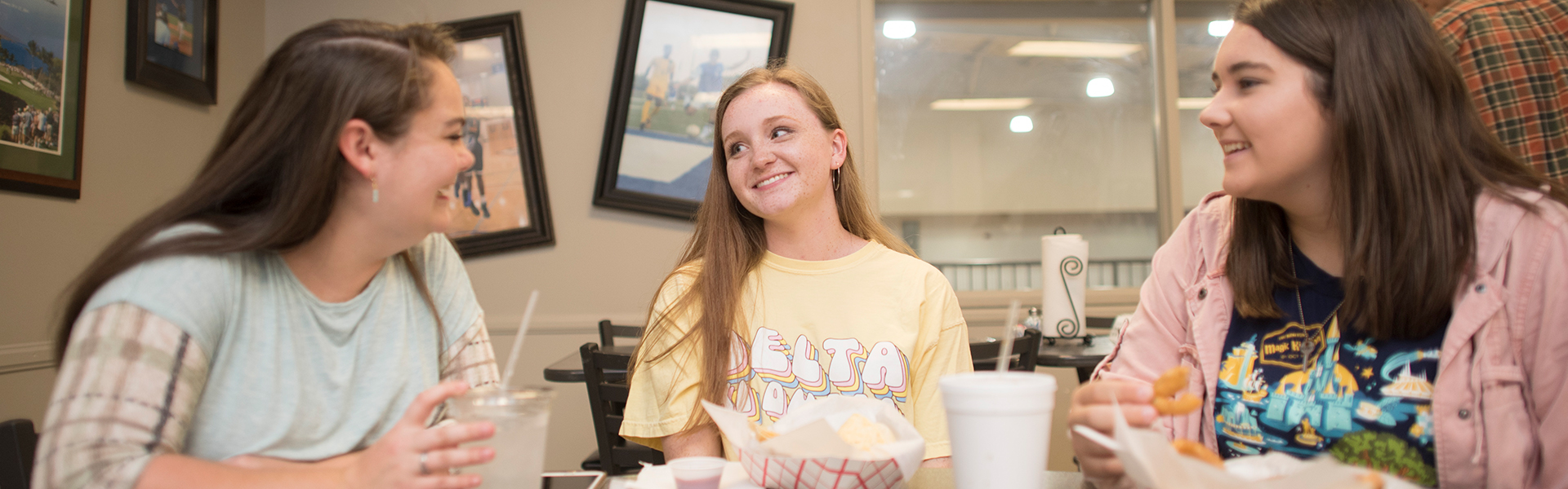 Freshman students are eating lunch at the Grille in the Multiplex Center