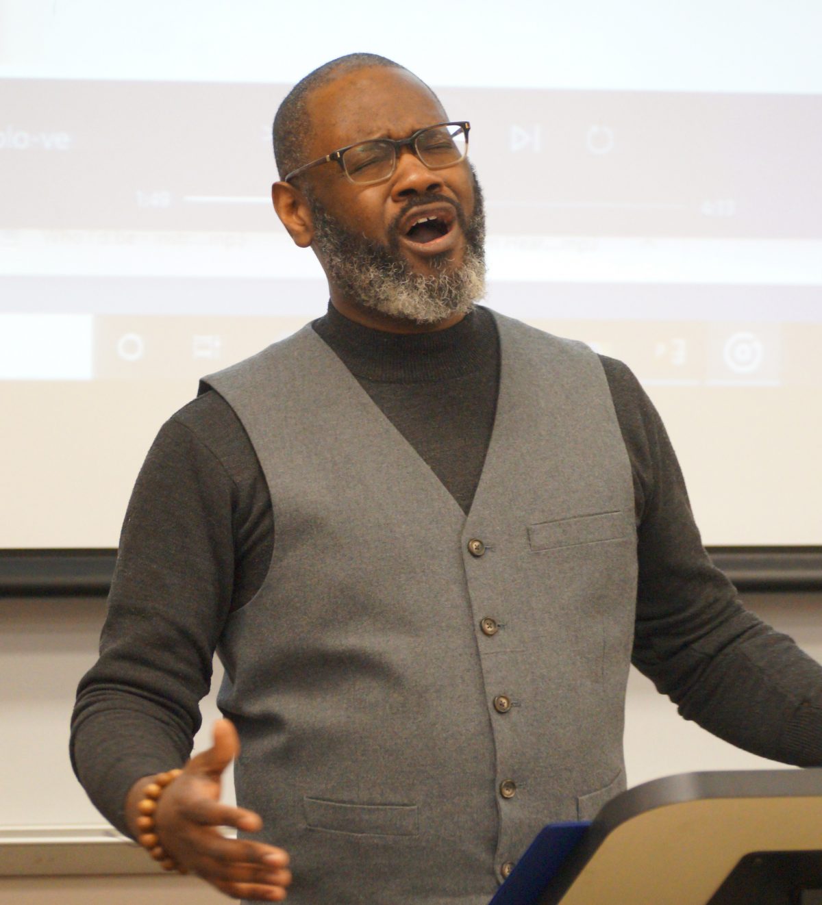 Bakari Kings sings to students during the 2020 Marketplace Faith Friday Forums.