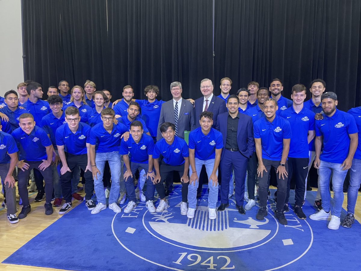     El embajador de Brasil en los Estados Unidos, Nestor Forster Jr., posa con el equipo de fútbol masculino de Faulkner, muchos de los cuales son de Brasil. 