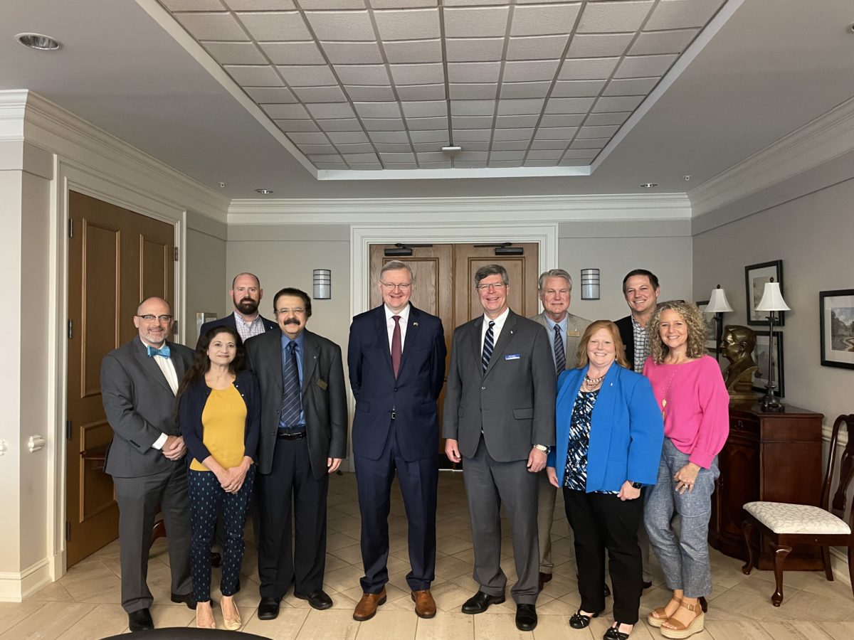 Center, el embajador de Brasil en los Estados Unidos, Nestor Forster, Jr., posa con profesores de Harris College of Business durante su visita el 25 de agosto de 2022.