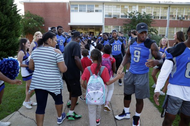 Faulkner athletes welcome Davis Elementary students back to school on Monday.