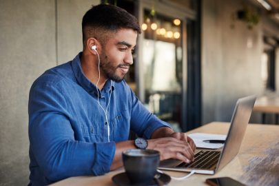 Student takes online college course while sitting in café